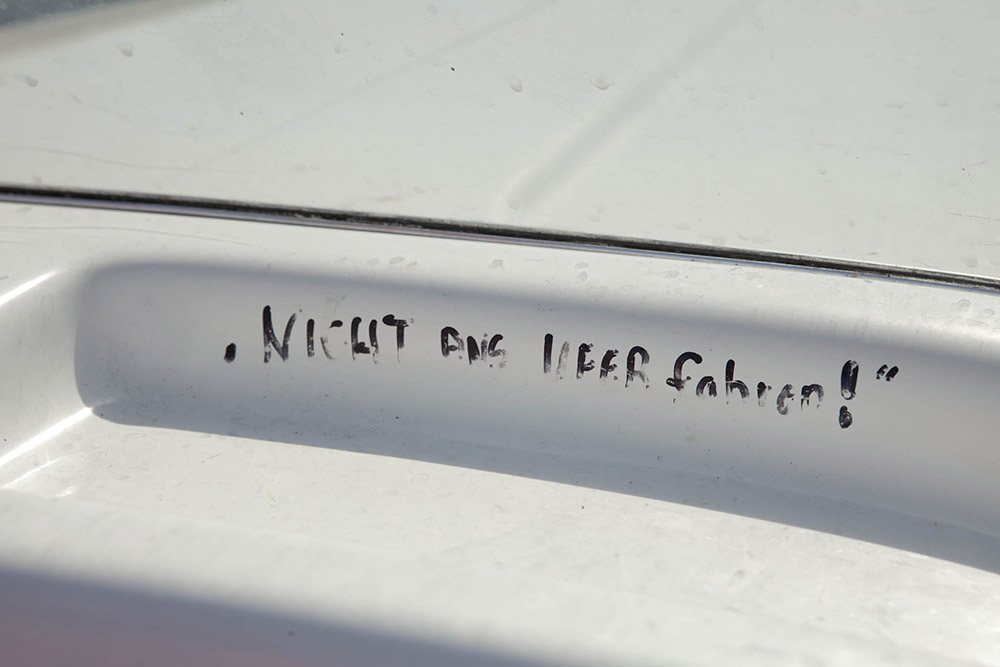 "Nicht ans Meer fahren" - Foto von einem Spruch in einem Elektroboot am Starnberger See.